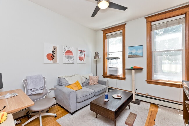 2139 N Oakley Ave in Chicago, IL - Building Photo - Building Photo