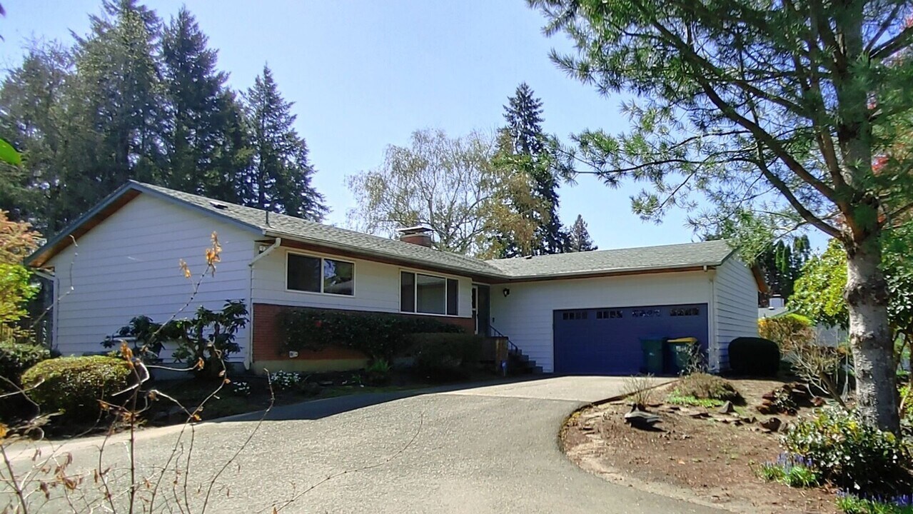 8520 SW Garden Ln in Portland, OR - Building Photo