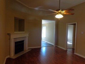 1326 Siskin Dr in Cordova, TN - Foto de edificio - Building Photo