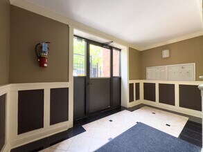 6750 N Greenview Ave in Chicago, IL - Building Photo - Building Photo