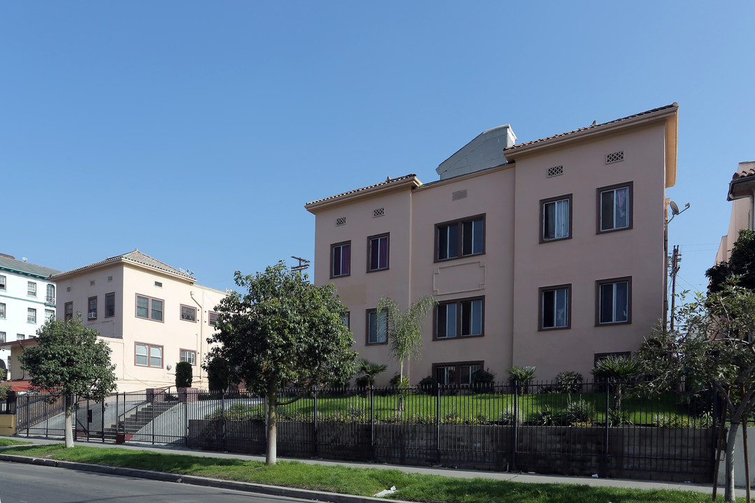 La Cumbre Market in Los Angeles, CA - Building Photo