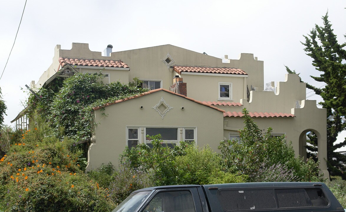 1471 Excelsior Ave in Oakland, CA - Building Photo