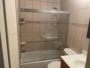 2020 NE 51st Ct, Unit 202 in Fort Lauderdale, FL - Foto de edificio - Building Photo