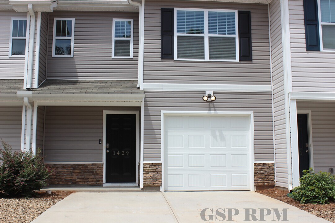 1429 S Cardiff Trl in Spartanburg, SC - Building Photo