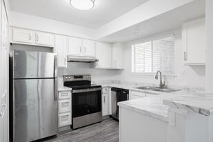 Osprey on the Bluffs in Savannah, GA - Building Photo