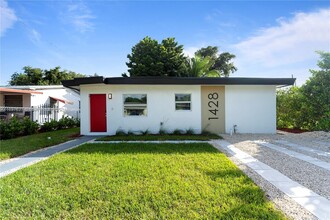 1428 NE 153rd Terrace in North Miami Beach, FL - Foto de edificio - Building Photo