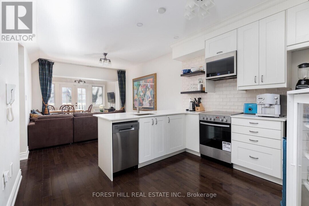 105 Balmoral Ave in Toronto, ON - Building Photo