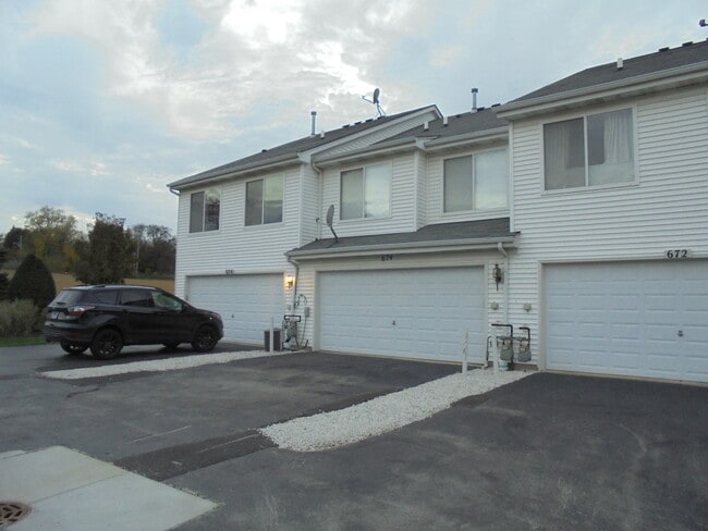 674 Lincoln Station Dr in Oswego, IL - Building Photo - Building Photo
