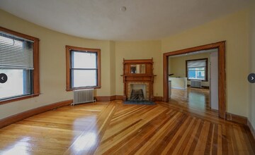 22 Grand View Ave, Unit 1 in Somerville, MA - Foto de edificio - Building Photo