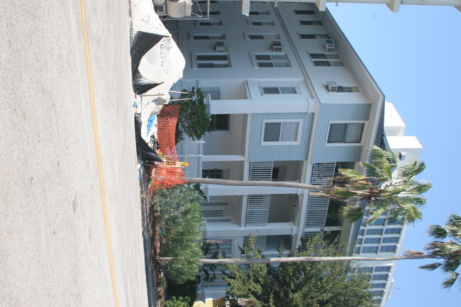 Charles Court in St. Petersburg, FL - Building Photo - Building Photo