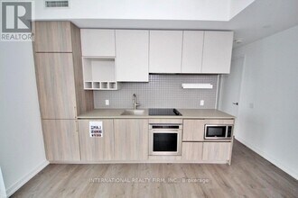 950-5950 Portage Pkwy in Vaughan, ON - Building Photo - Building Photo