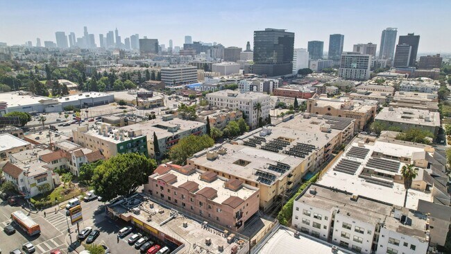 311 South New Hampshire Avenue in Los Angeles, CA - Foto de edificio - Building Photo