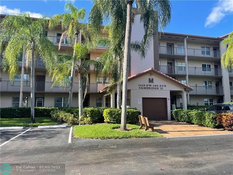 1110 SW 125th Ave in Pembroke Pines, FL - Foto de edificio