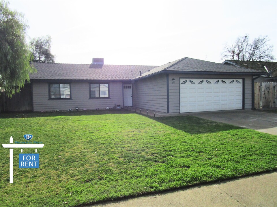 835 Sherry Ct in Hanford, CA - Building Photo