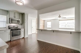 213 NW Jayellen Ave in Burleson, TX - Building Photo - Building Photo
