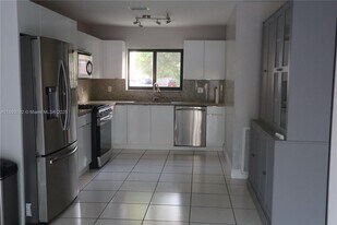 7901 Northwest 33rd Street in Hollywood, FL - Building Photo