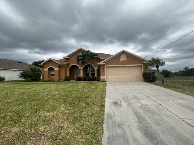 Gorgeous 4/2 wont last long in Cape Coral, FL - Foto de edificio - Building Photo