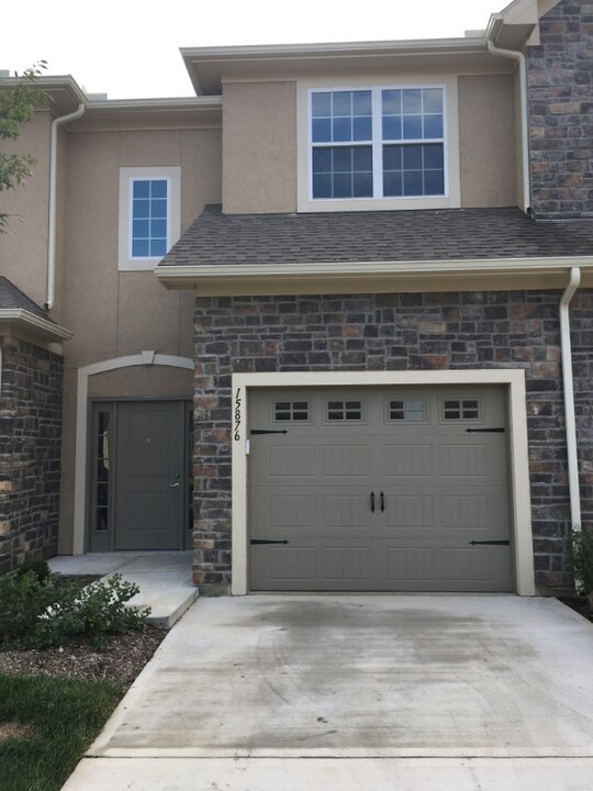 15876 Valley View Dr in Overland Park, KS - Building Photo
