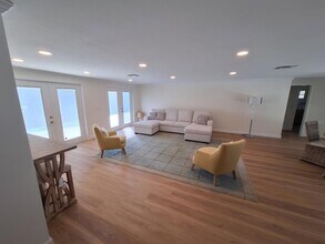 1203 Lyric Ln in Sarasota, FL - Building Photo - Building Photo