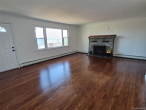 27 Oakwood Dr in Nyack, NY - Building Photo - Building Photo