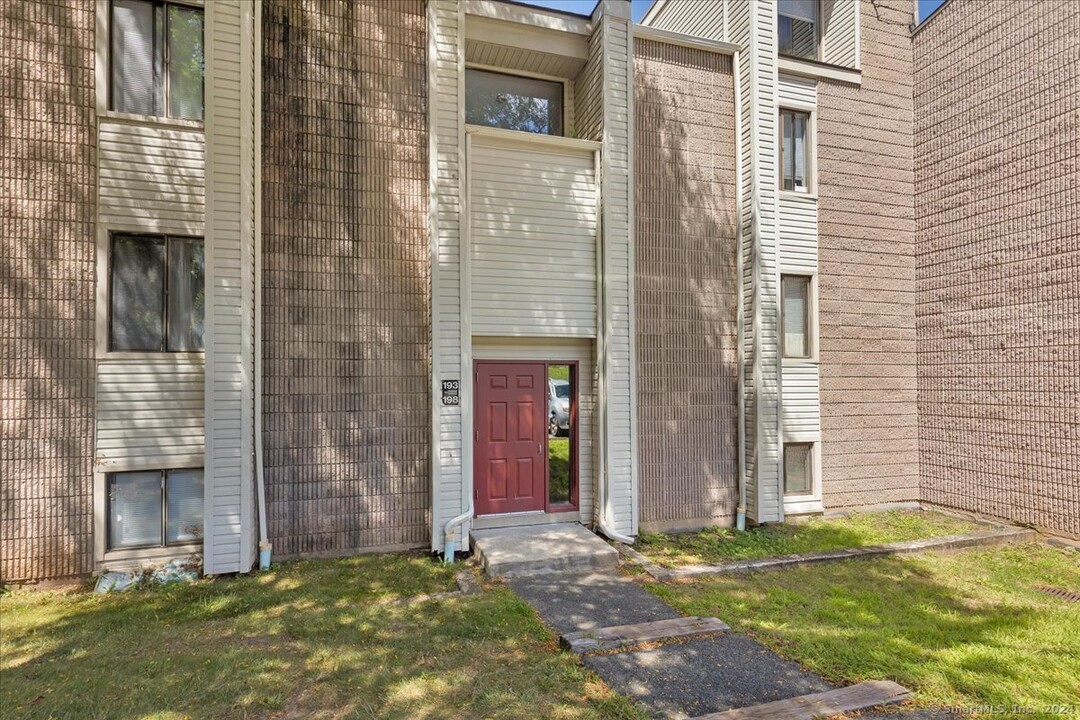 196 Burgundy Hill Ln in Middletown, CT - Building Photo