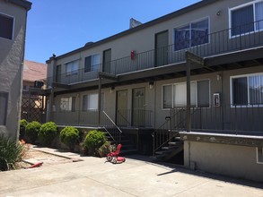 3000 Nicol Ave in Oakland, CA - Foto de edificio - Building Photo