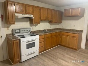 2 Pleasant St in Windsor, CT - Building Photo - Building Photo