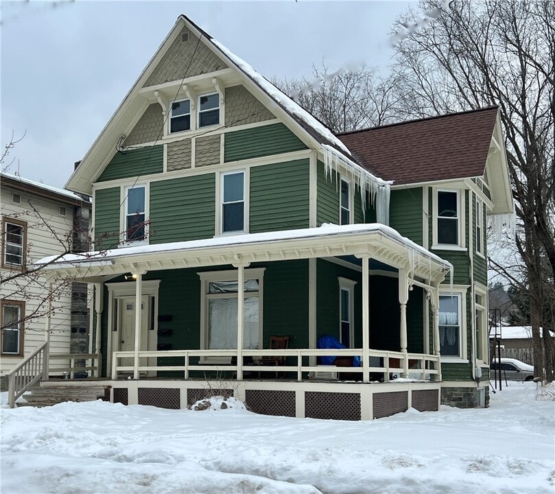 105 Spruce St in Oneonta, NY - Building Photo