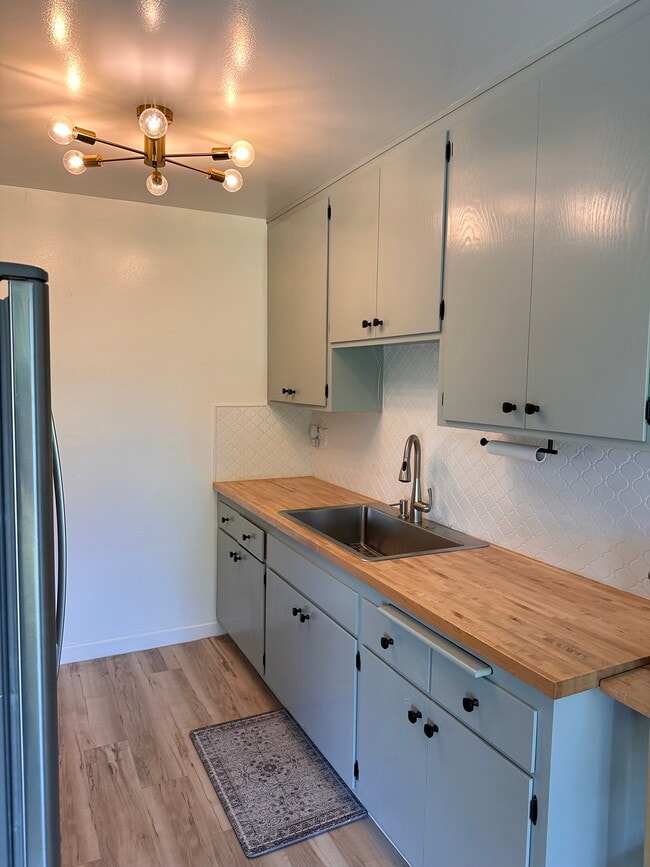 3877 Howe St, Unit 302 in Oakland, CA - Foto de edificio - Building Photo