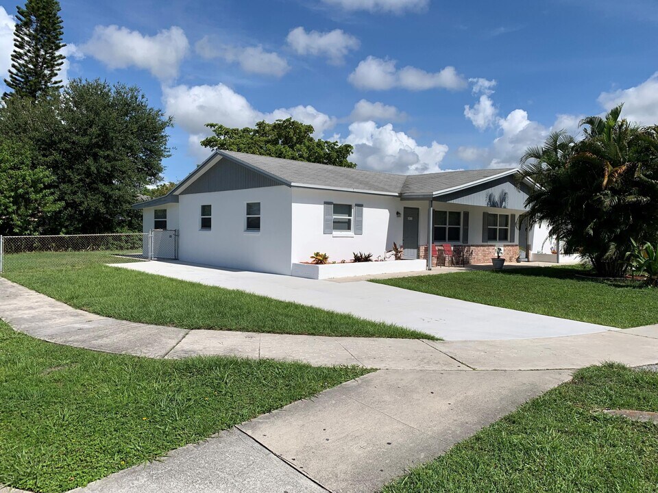 5711 S 57th Ave in Greenacres, FL - Building Photo