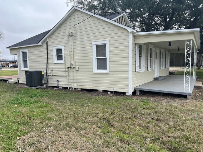 606 Ed Linn St in Edna, TX - Building Photo - Building Photo