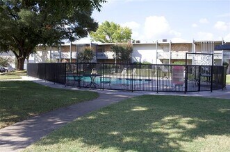 109 Harbor Dr in Runaway Bay, TX - Building Photo - Building Photo