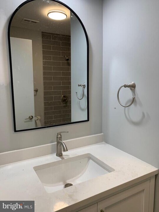9718 Counsellor Dr in Vienna, VA - Building Photo