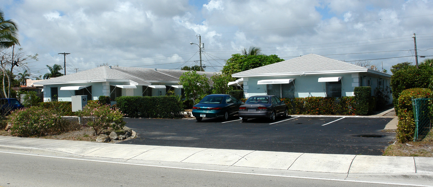 Garden Court in Lake Worth, FL - Building Photo