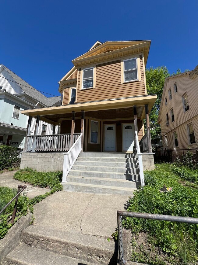 210 Woodlawn Terrace-Unit -3rd Floor in Waterbury, CT - Foto de edificio - Building Photo