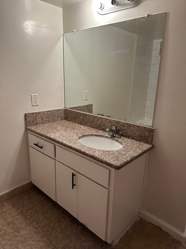 1316 Flower St, Unit B in Bakersfield, CA - Building Photo - Building Photo