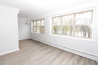 43 Roslyn Road in Winnipeg, MB - Building Photo - Building Photo
