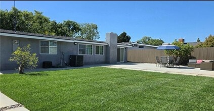 2108 Raleigh Ave in Costa Mesa, CA - Foto de edificio - Building Photo