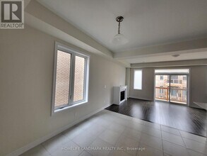 33 Gillivary Dr in Whitby, ON - Building Photo - Building Photo