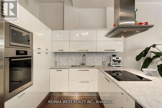 43 Hanna Ave in Toronto, ON - Building Photo - Building Photo