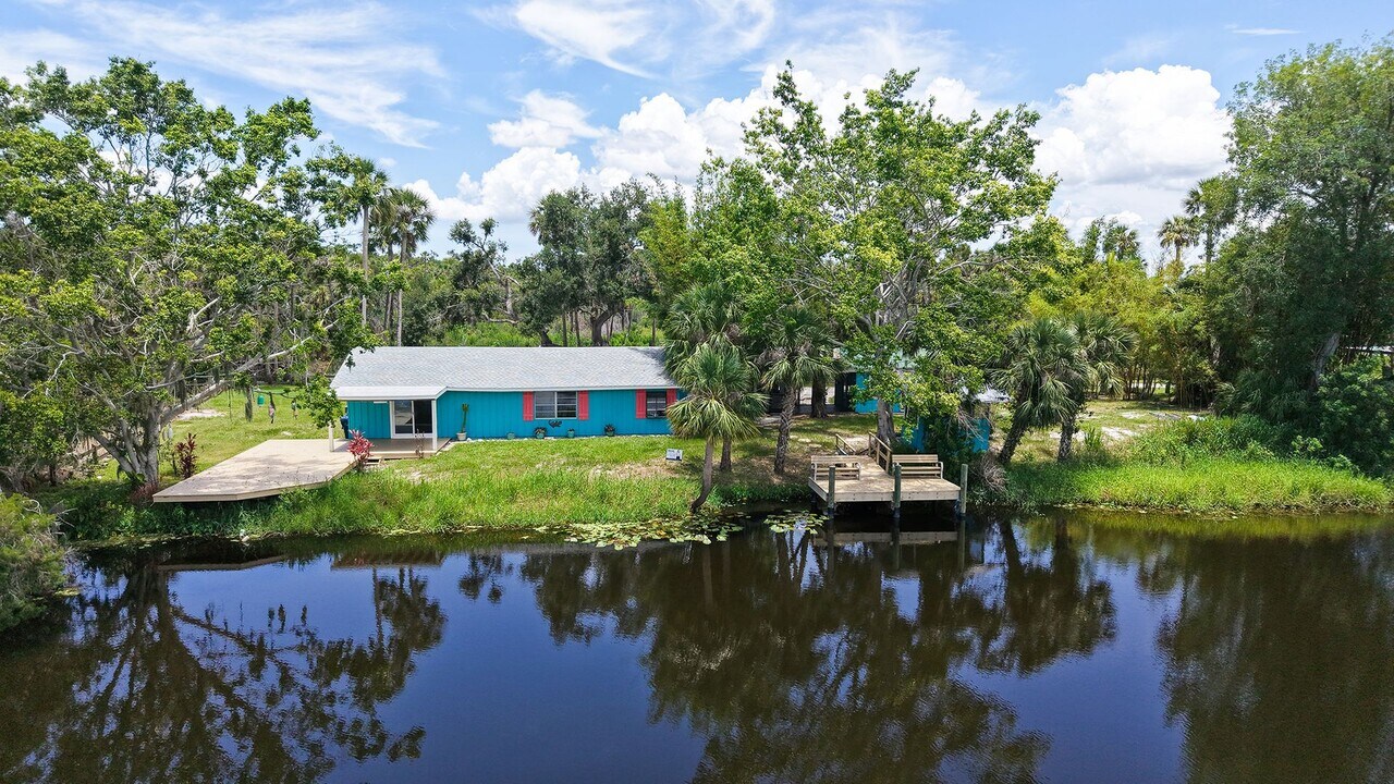 6737 Lincoln Rd in Bradenton, FL - Building Photo