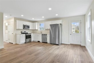 24 Blackburn St in Warwick, RI - Building Photo - Building Photo