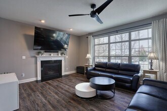 1666 Moccasin Trl in Waukesha, WI - Foto de edificio - Building Photo