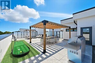 123 Maurice Dr in Oakville, ON - Building Photo