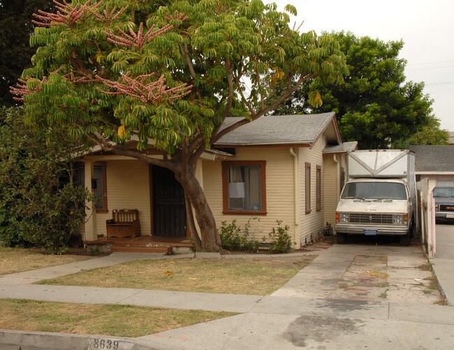 8639 S Gate Ave in South Gate, CA - Foto de edificio - Building Photo