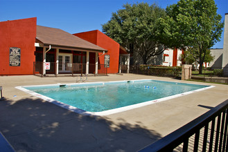 Casa Bella in Dallas, TX - Building Photo - Building Photo