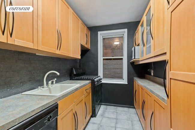 305 W 52nd St in New York, NY - Building Photo - Building Photo