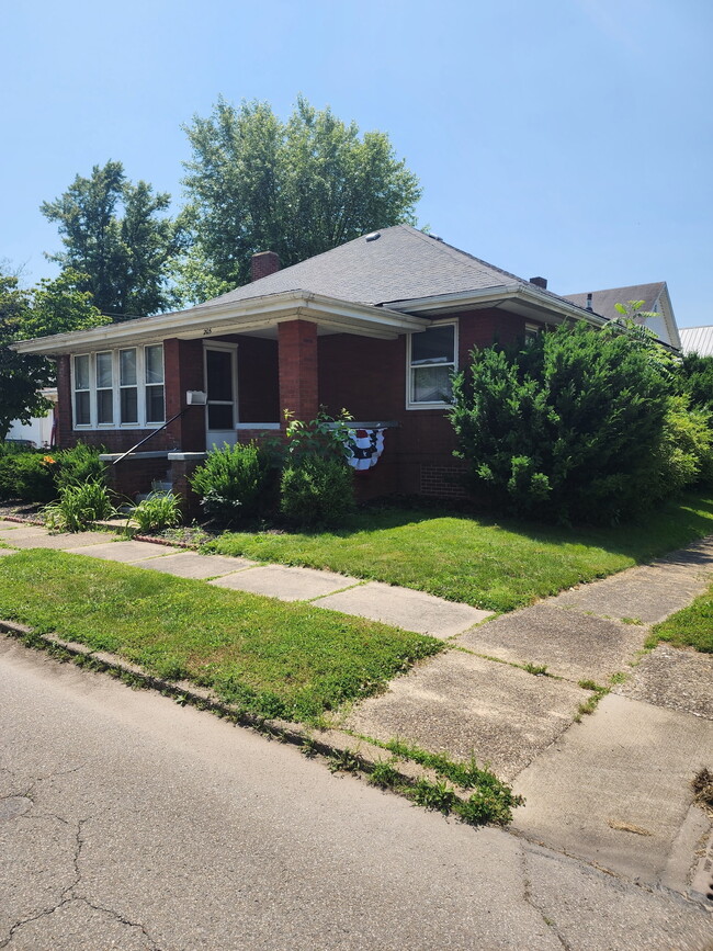 205 S 15th St in Coshocton, OH - Foto de edificio - Building Photo