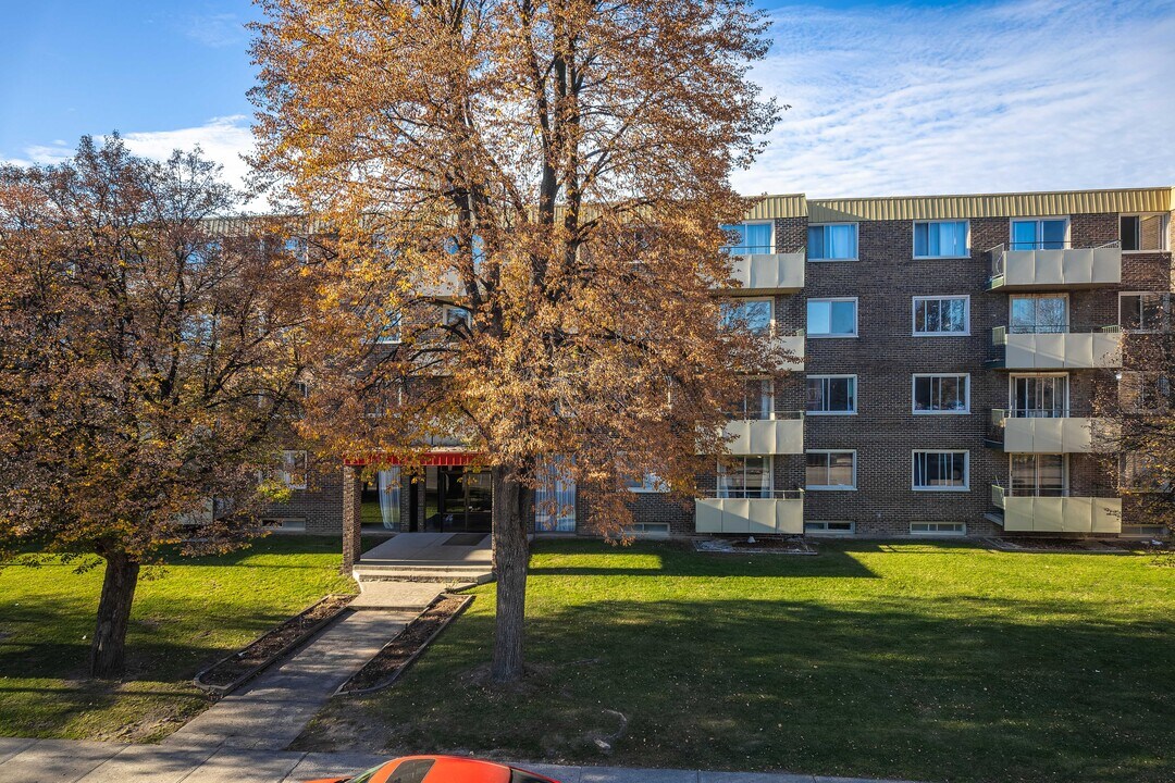 VILLAGE PARK 1 in Montréal, QC - Building Photo