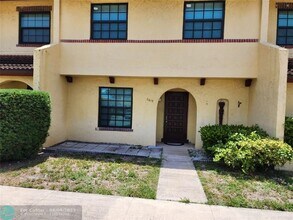 2619 NW 47th Ln in Lauderdale Lakes, FL - Building Photo - Building Photo